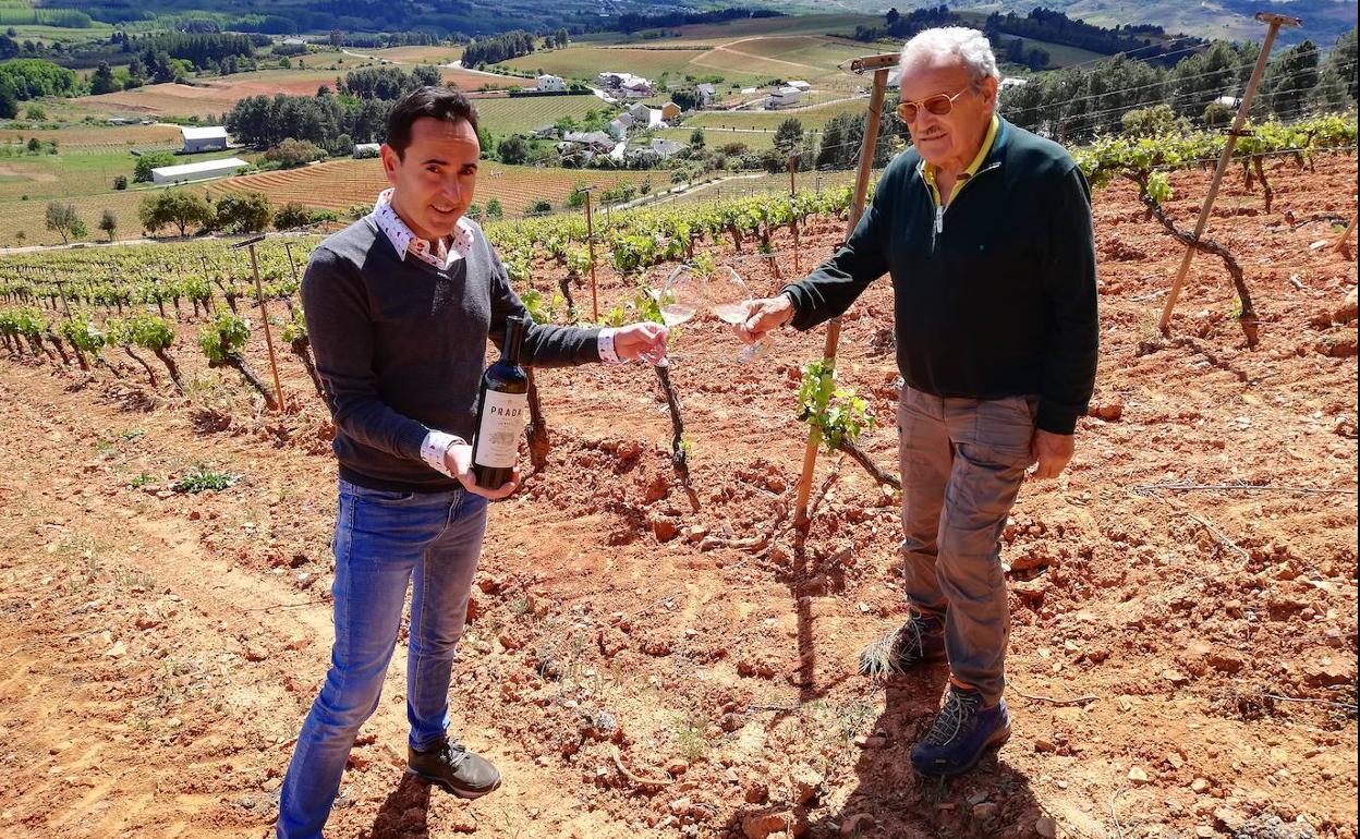 El enólogo de la bodega, José Manuel Ferreira, junto a José Luis Prada.