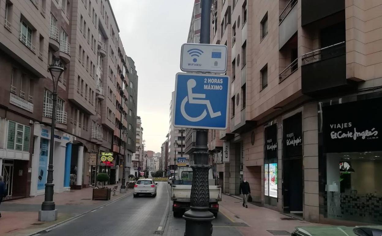 Indicador de wifi libre en la calle Camino de Santiago de Ponferrada.