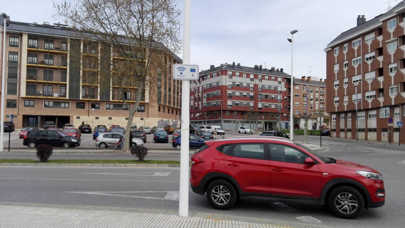 Los ponferradinos disponen ya de wifi gratis en las calles de la ciudad. Ponferrada ha activado un total de diez enclaves en lo que se permite la conexión gratuita para navegar por la red. Tan solo se necesario conectarse en la clave dispuesta al efecto WIFI4EU únicamente pinchando. «El acceso es muy sencillo y ya puede ser utilizado por todos», indicó la concejala de Territorio Inteligente, Mabel Fernández
