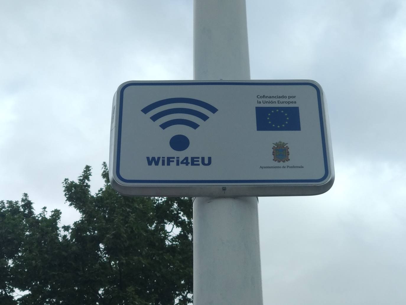 Los ponferradinos disponen ya de wifi gratis en las calles de la ciudad. Ponferrada ha activado un total de diez enclaves en lo que se permite la conexión gratuita para navegar por la red. Tan solo se necesario conectarse en la clave dispuesta al efecto WIFI4EU únicamente pinchando. «El acceso es muy sencillo y ya puede ser utilizado por todos», indicó la concejala de Territorio Inteligente, Mabel Fernández