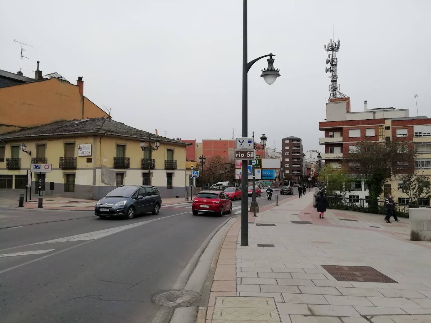 Los ponferradinos disponen ya de wifi gratis en las calles de la ciudad. Ponferrada ha activado un total de diez enclaves en lo que se permite la conexión gratuita para navegar por la red. Tan solo se necesario conectarse en la clave dispuesta al efecto WIFI4EU únicamente pinchando. «El acceso es muy sencillo y ya puede ser utilizado por todos», indicó la concejala de Territorio Inteligente, Mabel Fernández