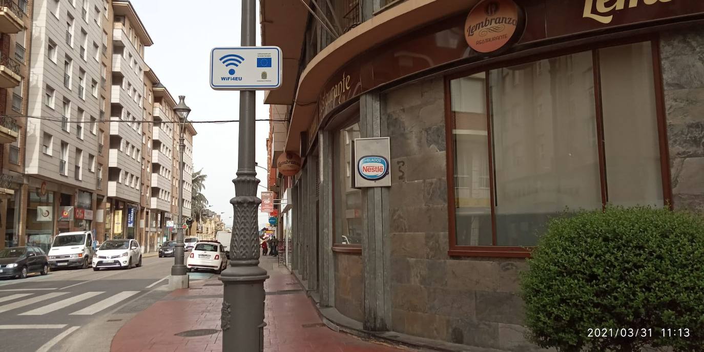 Los ponferradinos disponen ya de wifi gratis en las calles de la ciudad. Ponferrada ha activado un total de diez enclaves en lo que se permite la conexión gratuita para navegar por la red. Tan solo se necesario conectarse en la clave dispuesta al efecto WIFI4EU únicamente pinchando. «El acceso es muy sencillo y ya puede ser utilizado por todos», indicó la concejala de Territorio Inteligente, Mabel Fernández