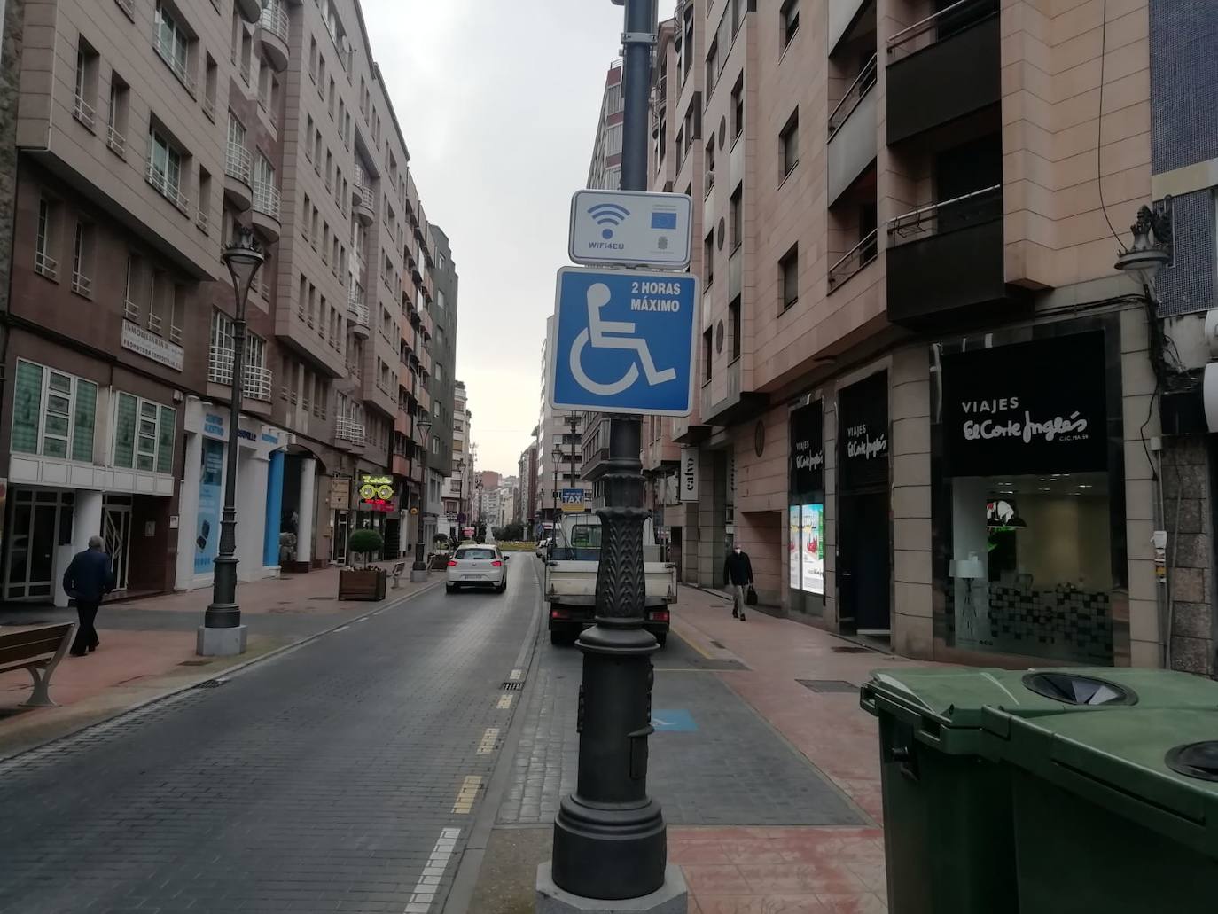 Los ponferradinos disponen ya de wifi gratis en las calles de la ciudad. Ponferrada ha activado un total de diez enclaves en lo que se permite la conexión gratuita para navegar por la red. Tan solo se necesario conectarse en la clave dispuesta al efecto WIFI4EU únicamente pinchando. «El acceso es muy sencillo y ya puede ser utilizado por todos», indicó la concejala de Territorio Inteligente, Mabel Fernández