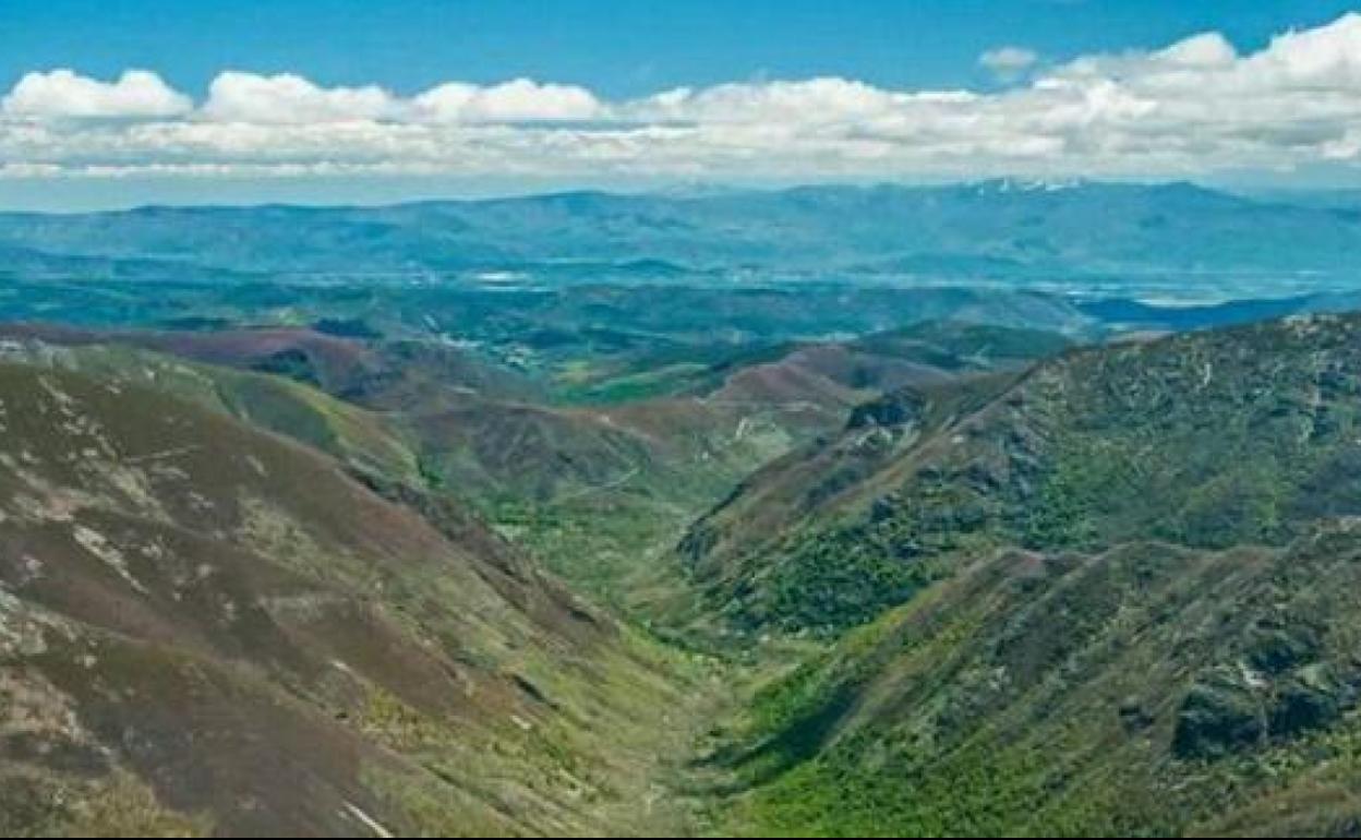 Imagen del valle de Ancares desde el pico Cuiña.