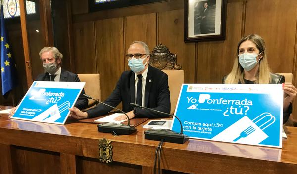 El alcalde de Ponferrada, Olegario Ramón (D), junto a la concejala de Comercio, Lorena Valle, el presidente de la Cámara de Comercio de León, Javier Vega (C), durante la presentación de la nueva campaña de bonos al consumo 'Yo Ponferrada, ¿tú?'