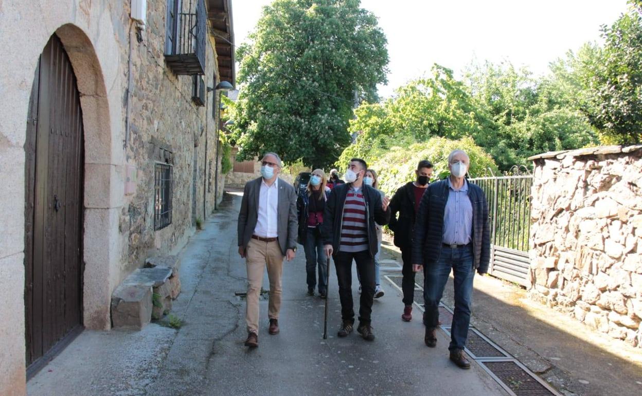 Visita del alcalde de Ponferrada a San Esteban de Valdueza.