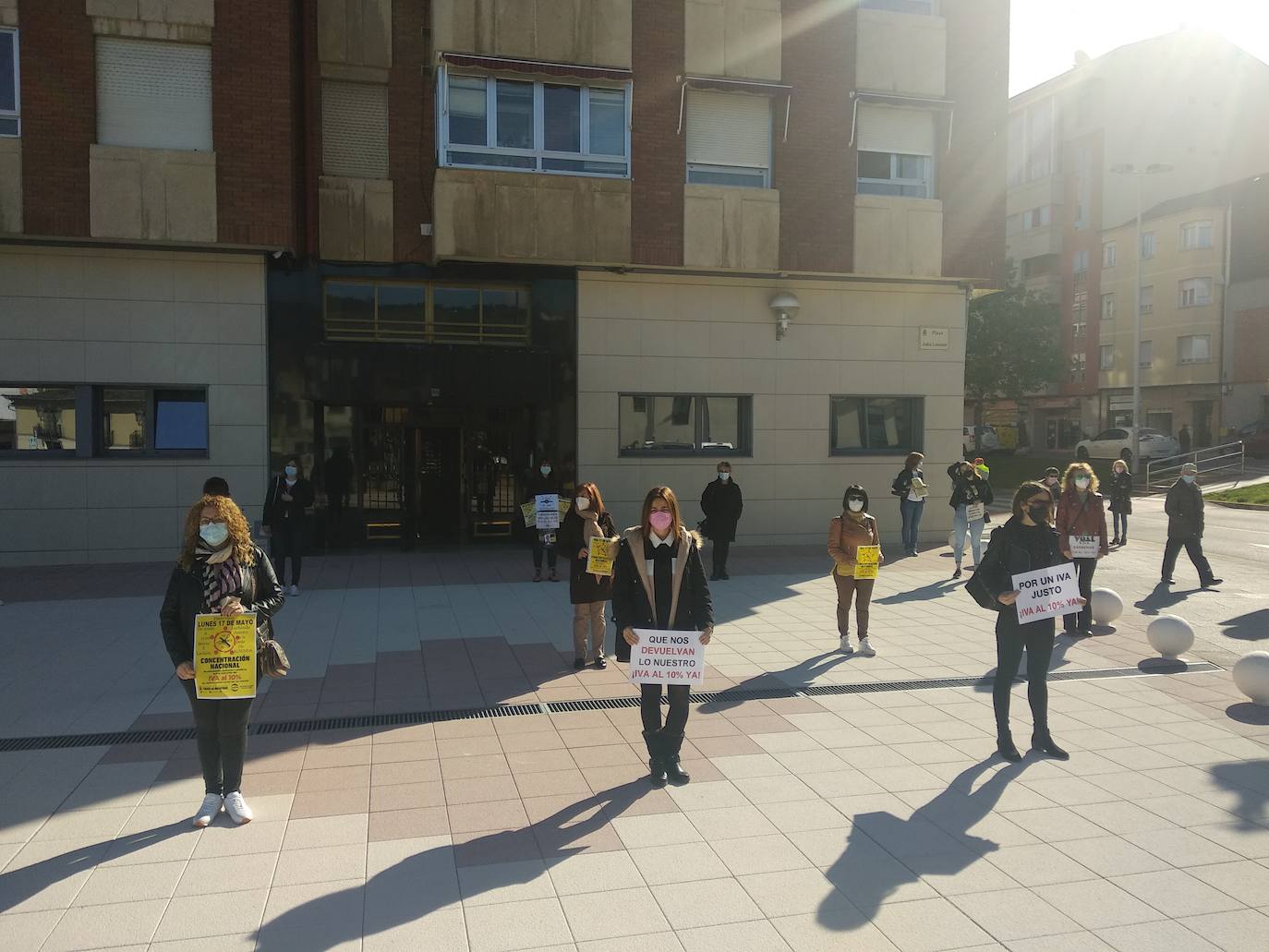 Concentración en Ponferrada de los profesionales del sector de la belleza del Bierzo.