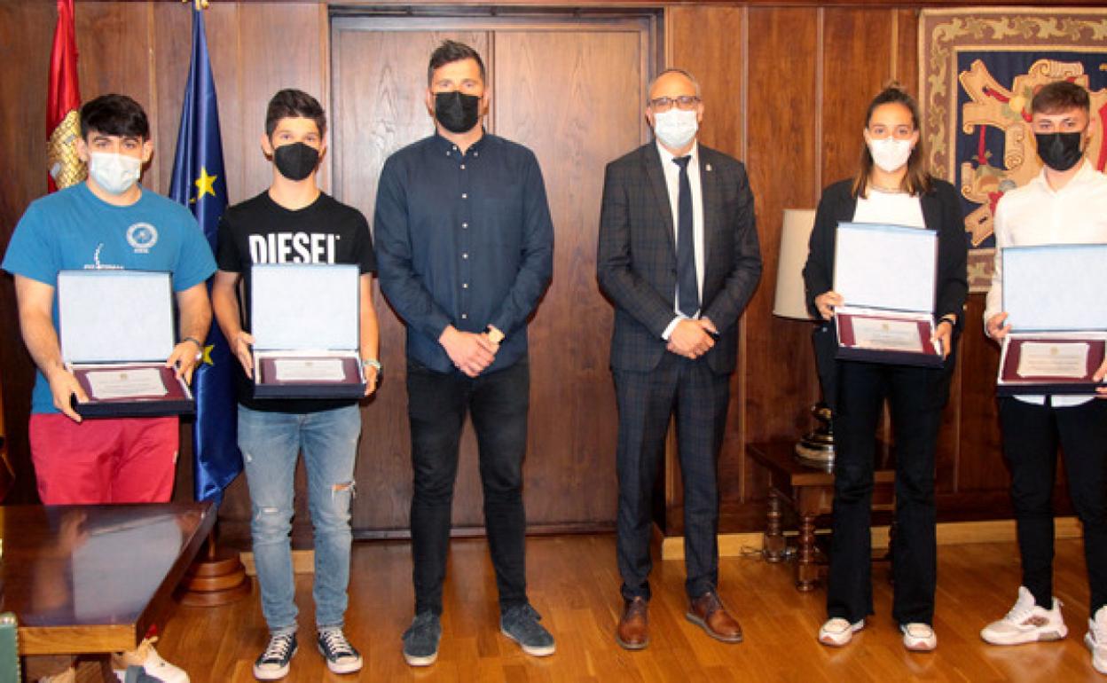 El alcalde de Ponferrada y el concejal de Deportes, junto a los deportistas durante el acto.