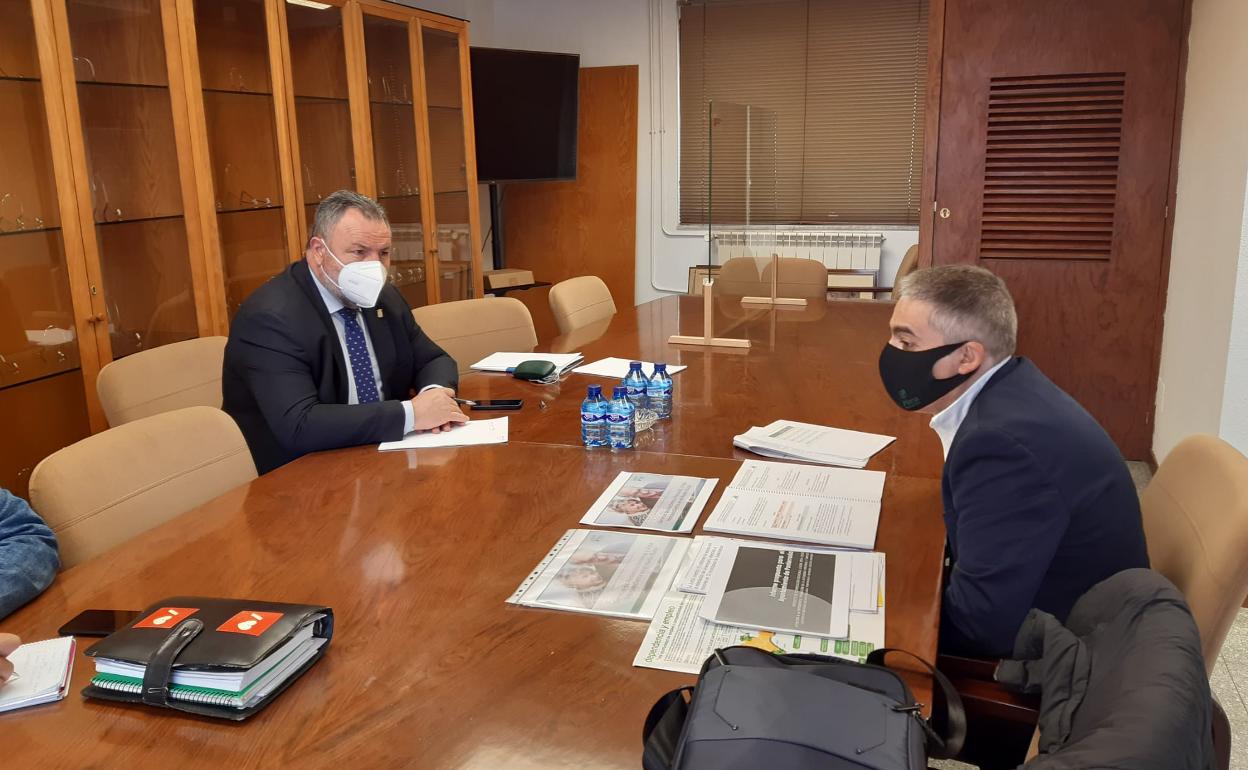 Reunión del presidente de la Diputación, Eduardo Morán, con el director general de Asprona Bierzo, Valentín Barrio.