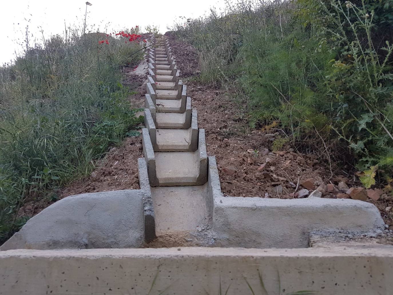 Imagen de las obras de reparación y mejora de seguridad de viales de acceso a la presa de la Fuente del Azufre de Ponferrada.