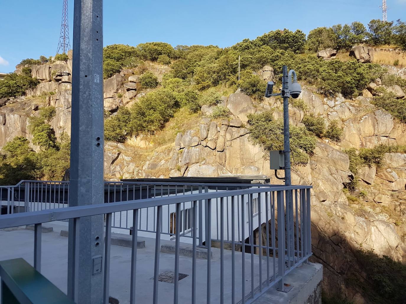Imagen de las obras de reparación y mejora de seguridad de viales de acceso a la presa de la Fuente del Azufre de Ponferrada.