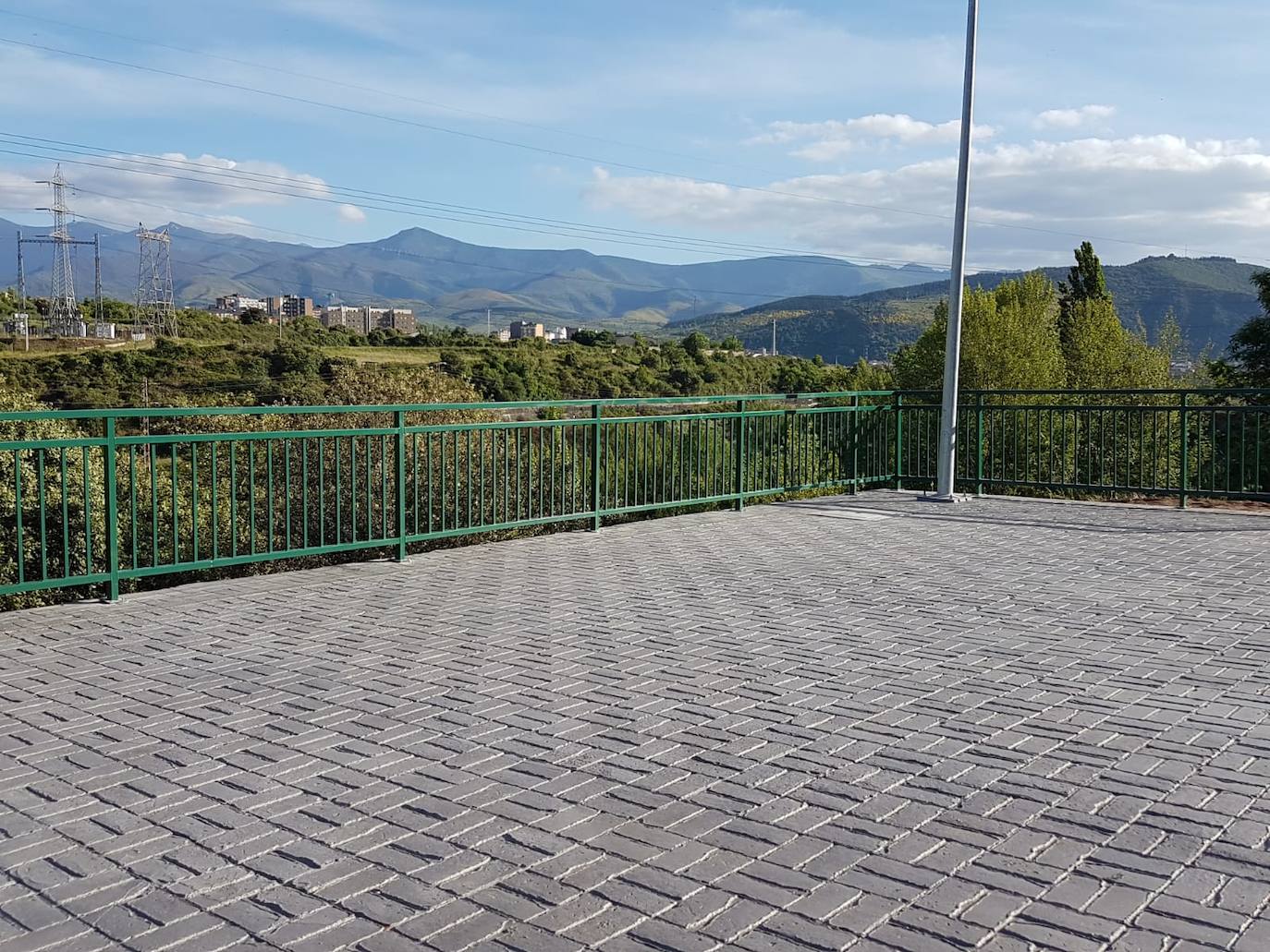 Imagen de las obras de reparación y mejora de seguridad de viales de acceso a la presa de la Fuente del Azufre de Ponferrada.