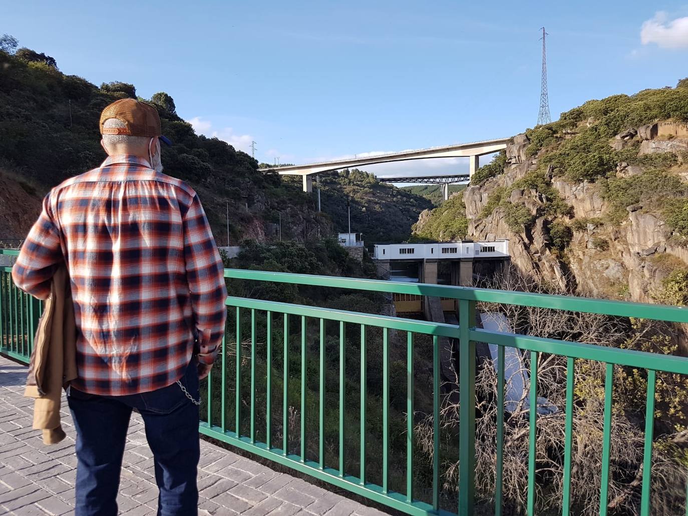 Imagen de las obras de reparación y mejora de seguridad de viales de acceso a la presa de la Fuente del Azufre de Ponferrada.