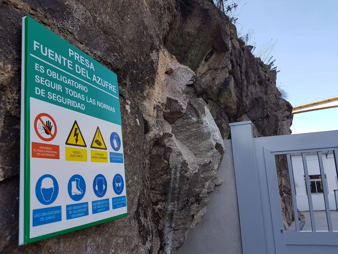 Imagen de las obras de reparación y mejora de seguridad de viales de acceso a la presa de la Fuente del Azufre de Ponferrada.