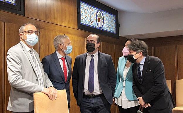 El alcalde (I), jun to a los portavoces del PRB, PP, Cs y USE.