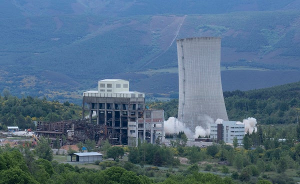 Voladura de la torre de refrigeración de la térmica de Anllares.