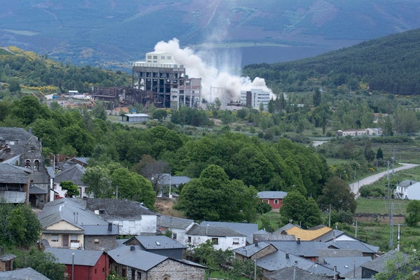 Voladura de la torre de refrigeración de la térmica de Anllares.