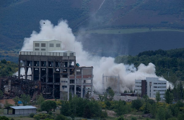 Voladura de la torre de refrigeración de la térmica de Anllares.