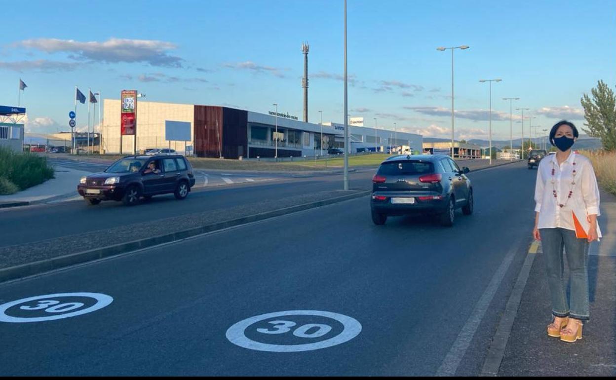 La portavoz de Cs, Ruth Morales, en la zona 30 de la avenida de los Escritores.