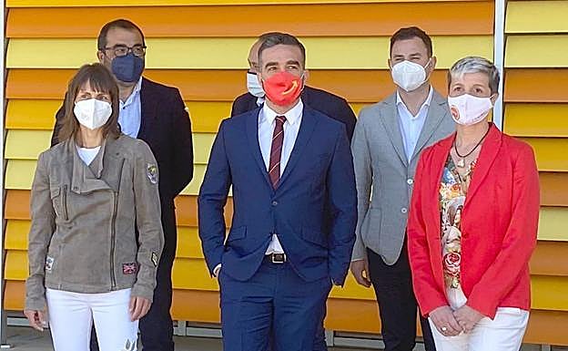 Galería. Foto de familia en el inicio del acto oficial.