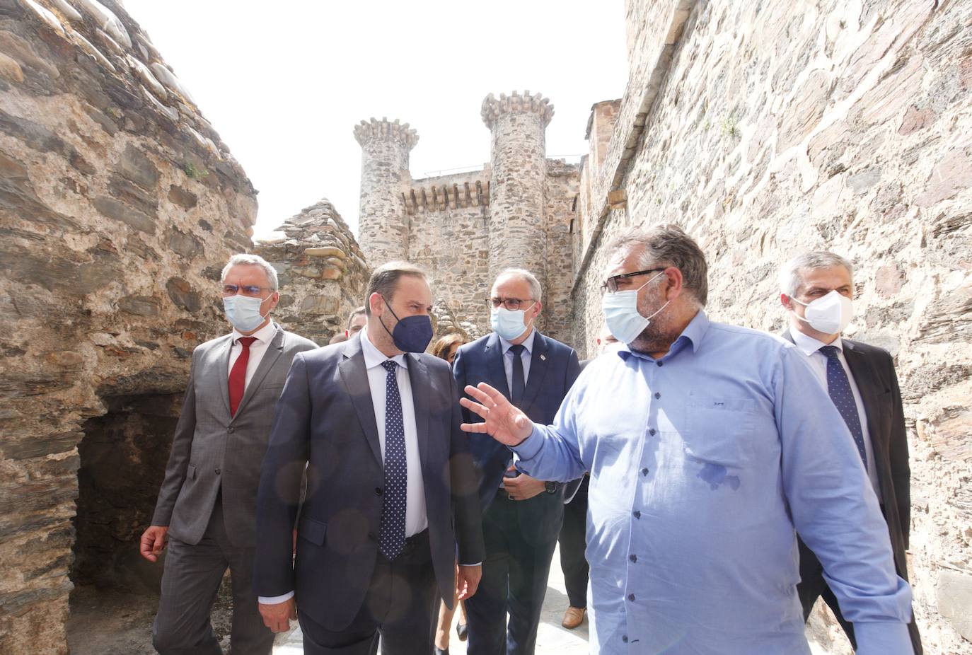 El ministro José Luis Ábalos inaugura las obras de rehabilitación del Castillo Viejo de Ponferrada en una visita que tendrá su continuidad este viernes en León capital | Olegario Ramón pide inversiones para El Bierzo | Una de las demandas, colaboración en el proyecto de ronda sur para eliminar el tráfico rodado frente al Castillo. 