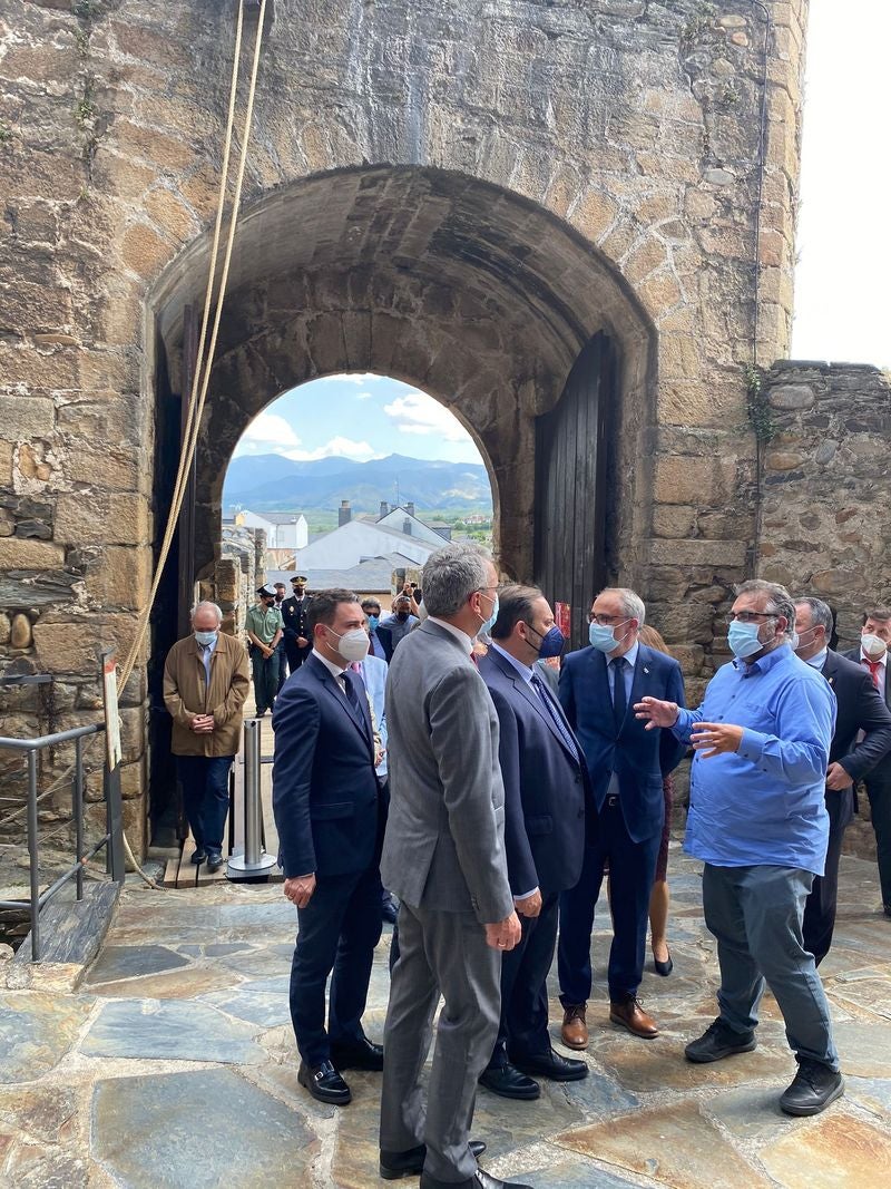 El ministro José Luis Ábalos inaugura las obras de rehabilitación del Castillo Viejo de Ponferrada en una visita que tendrá su continuidad este viernes en León capital | Olegario Ramón pide inversiones para El Bierzo | Una de las demandas, colaboración en el proyecto de ronda sur para eliminar el tráfico rodado frente al Castillo. 