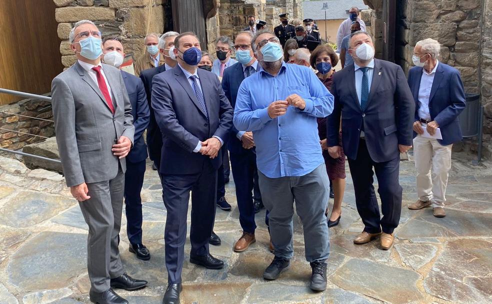 José Luis Ábalos, este jueves, durante la visita de este jueves al Castillo de Ponferrada. 