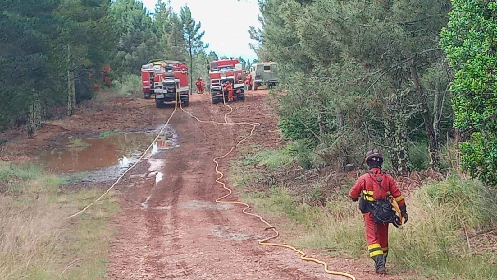 Cerca de 140 militares y medio centenar de vehículos participan en el ejercicio de instrucción y adiestramiento de Lucha Contra Incendios Forestales (LCIF) en El Bierzo que se extiende hasta este miércoles. 