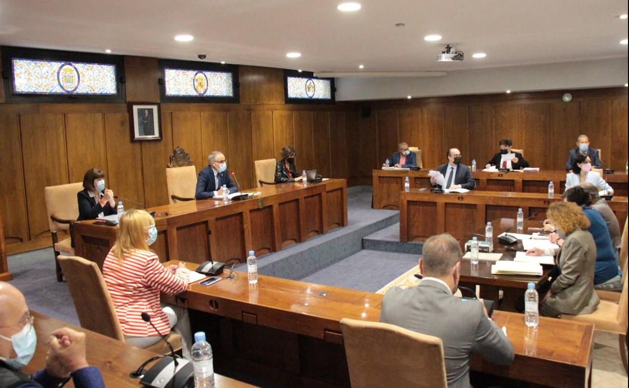 El voto de calidad del alcalde de Ponferrada tumba la petición de la oposición para eliminar la nueva tasa de basura