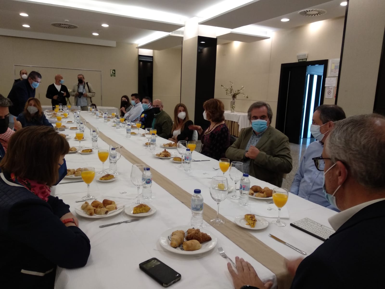 El alcalde de Ponferrada y la concejala de Hacienda, en la reunión con los medios de comunicación locales. 