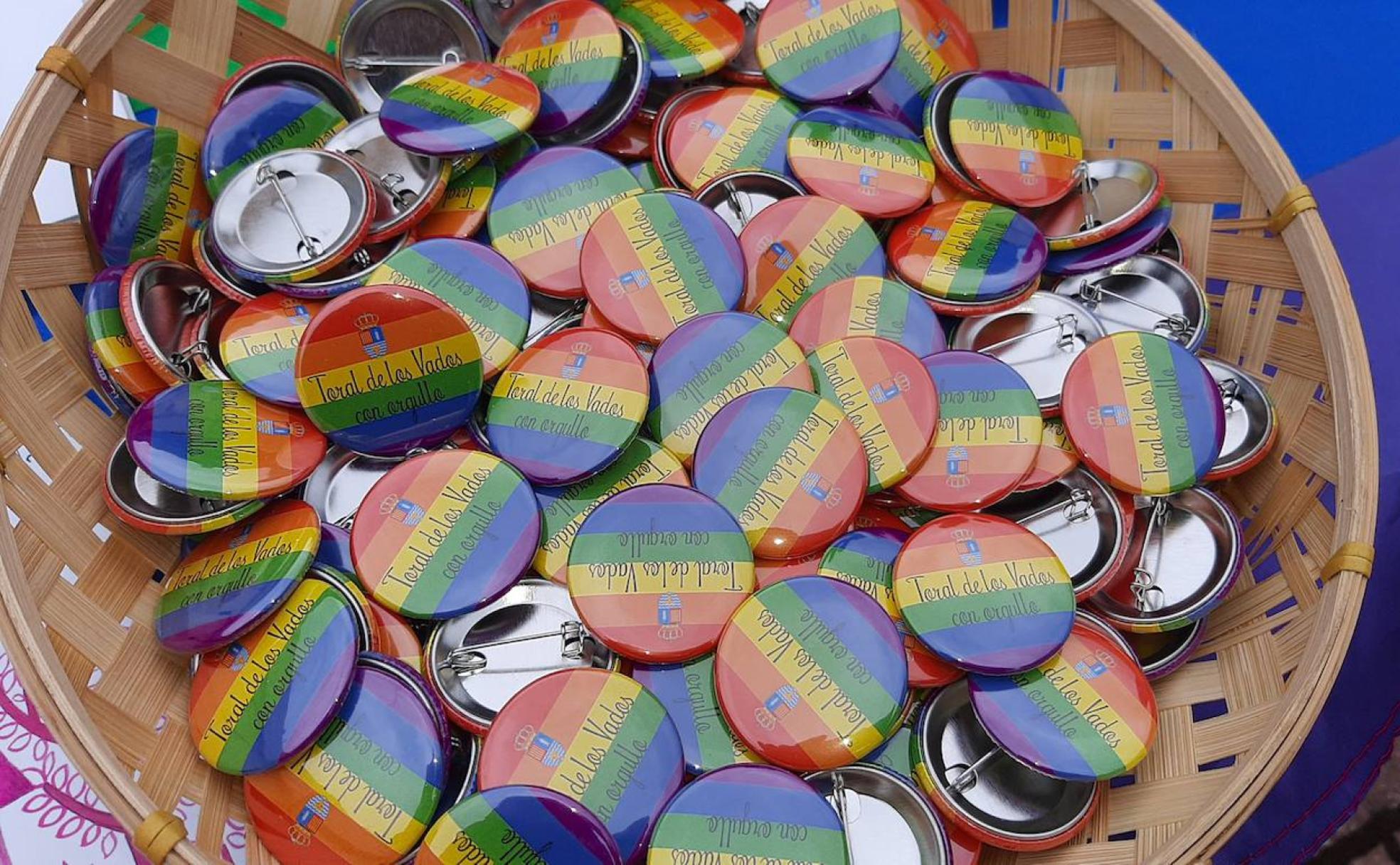 Chapas repartidas en Toral de los Vados en el Día Internacional del orgullo LGTBI+.