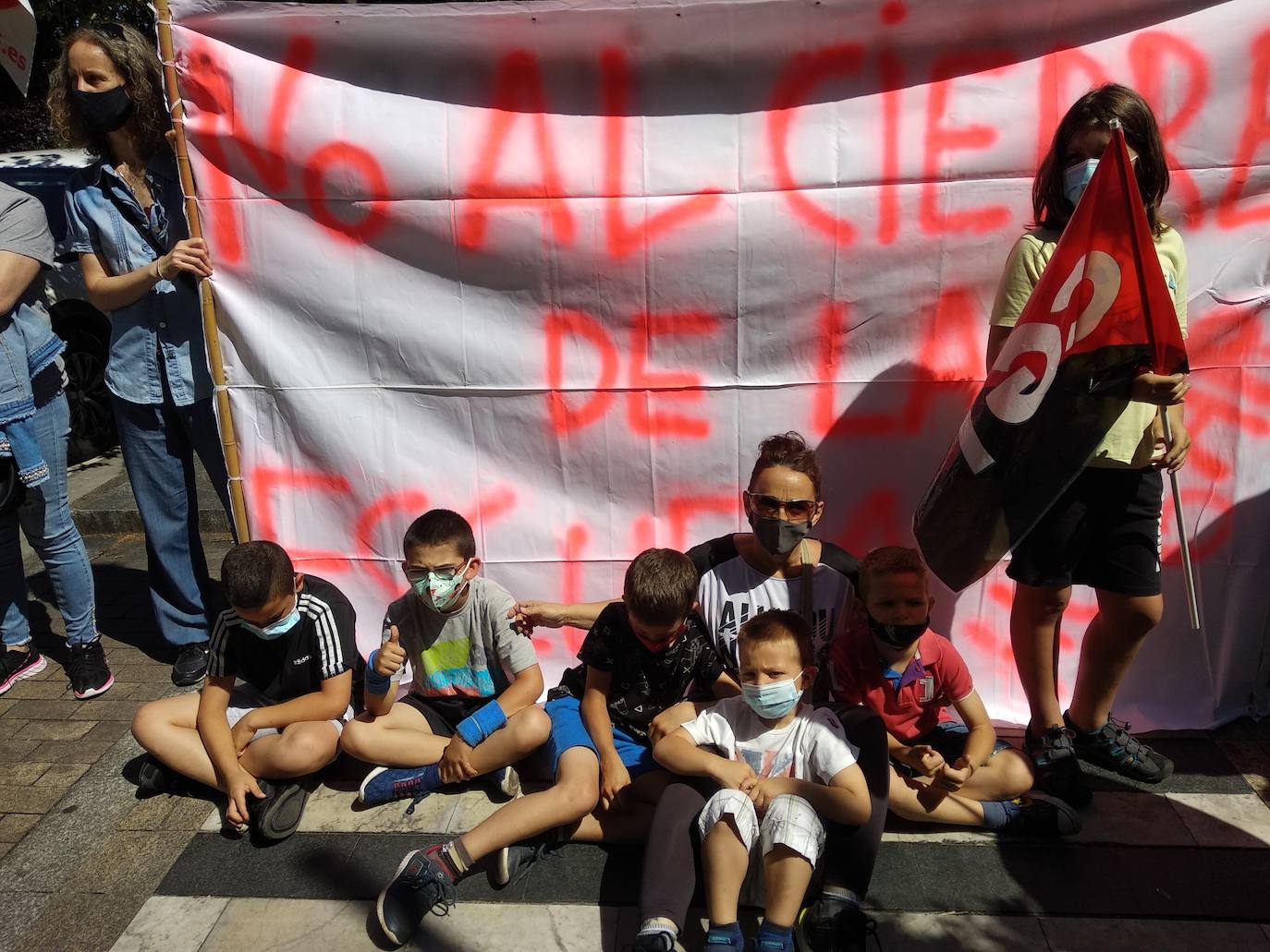 Protesta contra el cierre de la Escuela Hogar de Ponferrada.