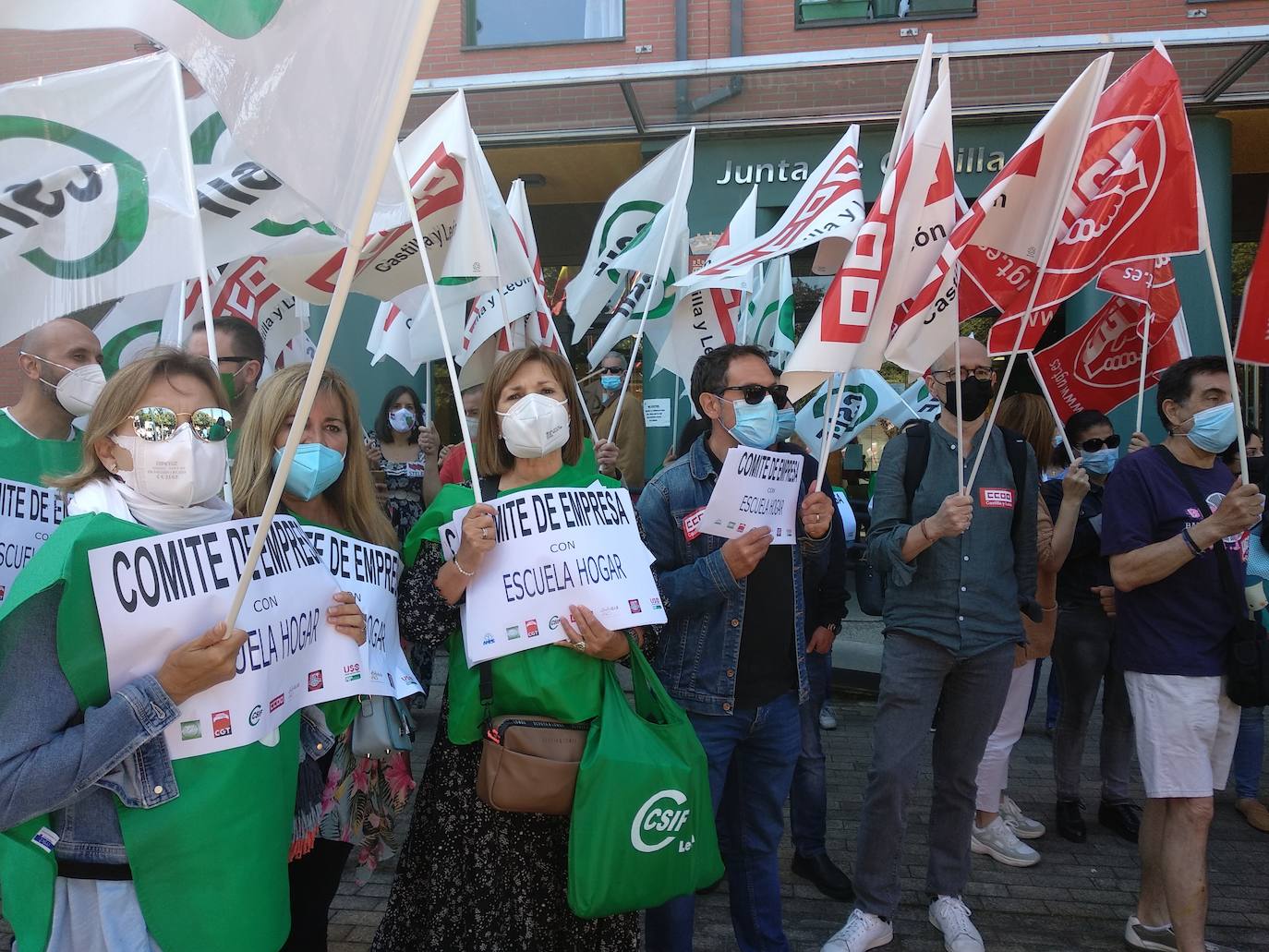 Protesta contra el cierre de la Escuela Hogar de Ponferrada.