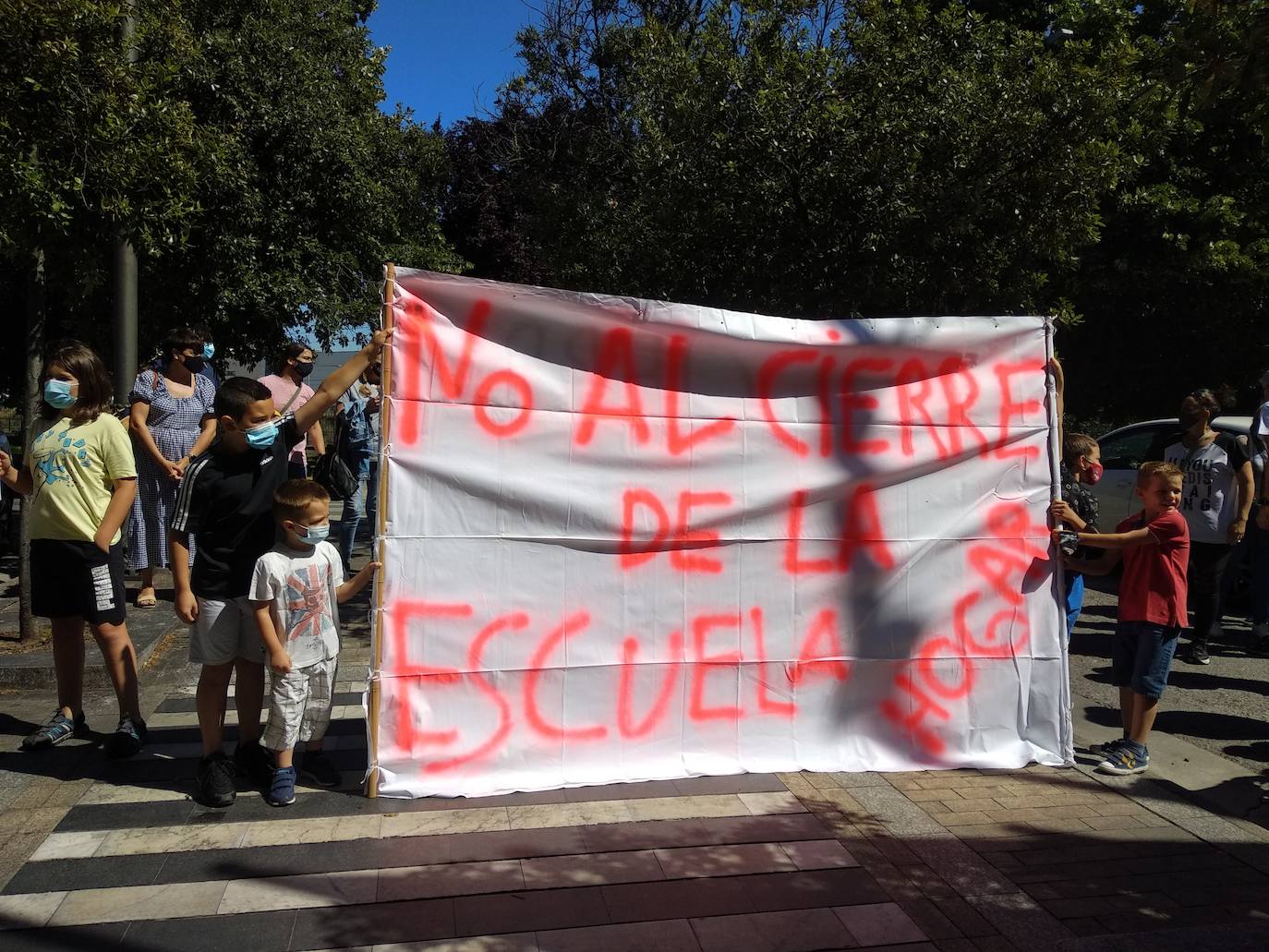 Protesta contra el cierre de la Escuela Hogar de Ponferrada.