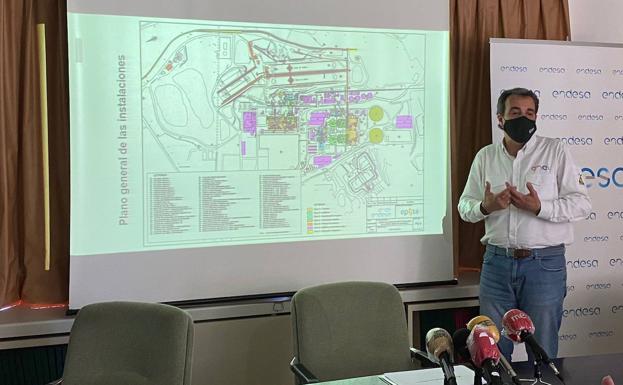 El responsable de Ingeniería de Endesa, Francisco Naya, explica el proyecto de demolición.