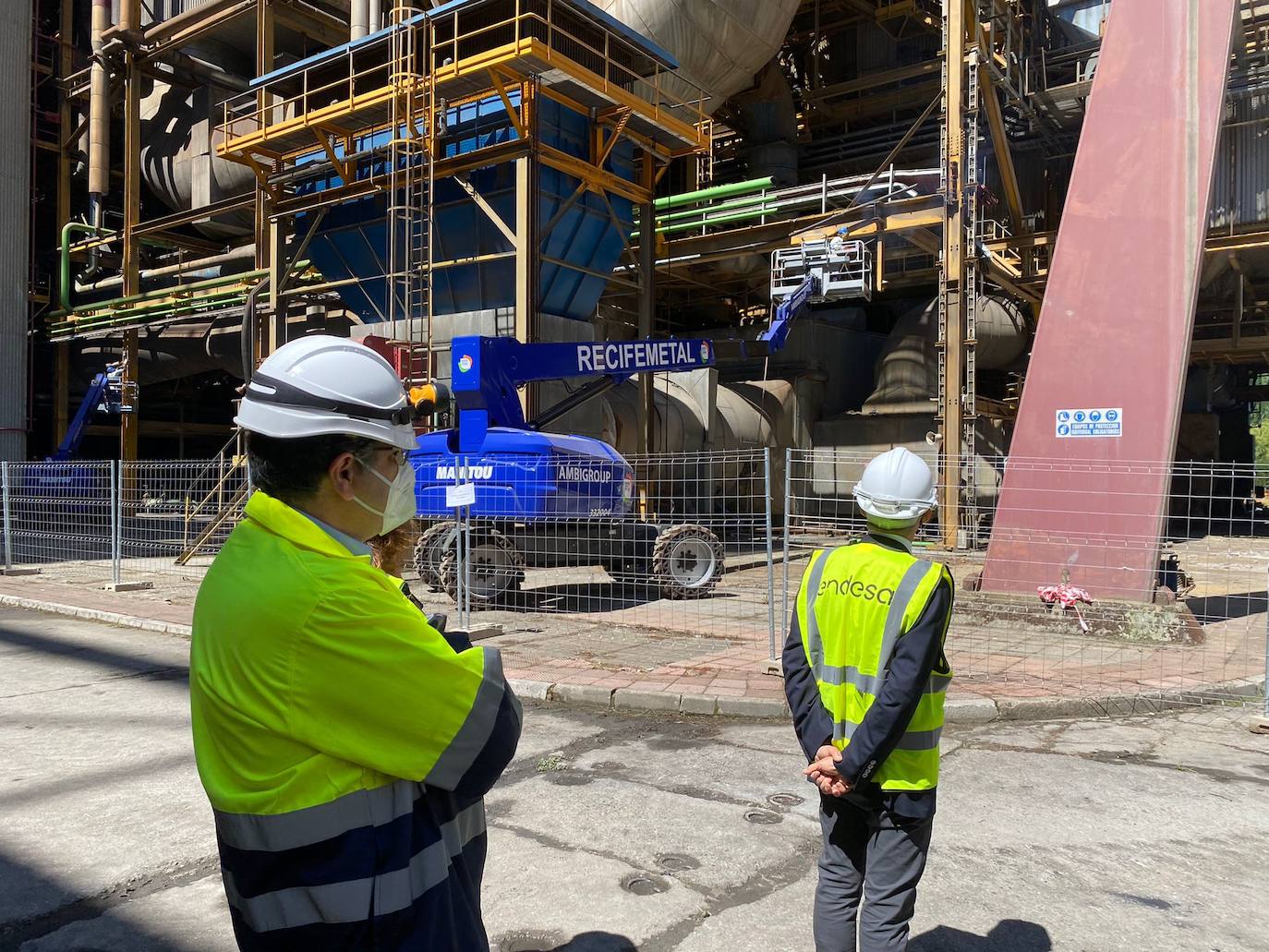 Obras de desmantelamiento de la central térmica de Compostilla II de Cubillos del Sil. 