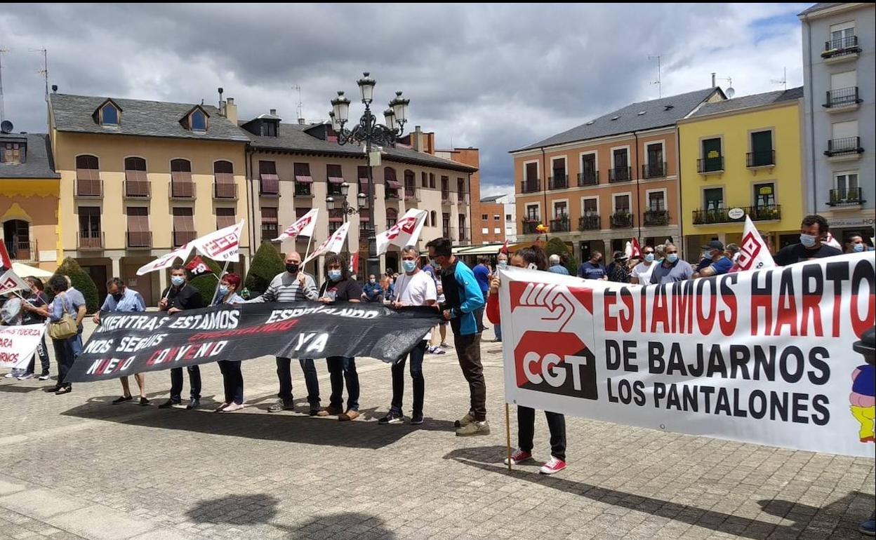 Concentración de protesta de los trabajadores del servicio de recogida de residuos y limpieza.