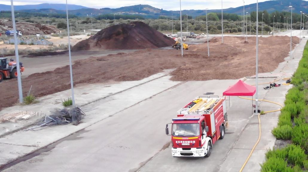 Fotos: Los Bomberos trabajan en la planta de biomasa