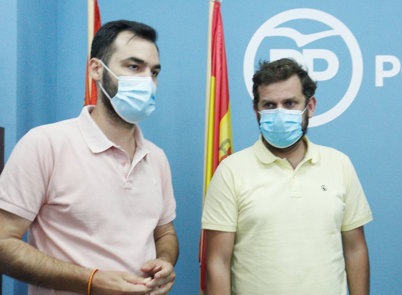 Los candidatos a la Presidencia y a la Secretaría General del Partido Popular de León, Javier Santiago Vélez (D) y David Fernández (I), durante la reunión de esta tarde con los alcaldes y portavoces del Bierzo