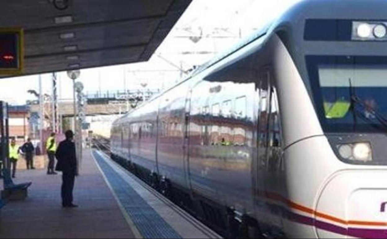 Renfe traslada a Ramón que la supresión del regional directo entre Ponferrada y Vigo «no es definitiva»