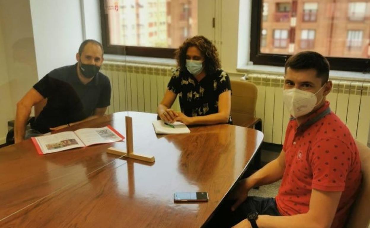 Susana Folla junto con Álvaro Sariol y Jesús Esteban durante la reunión.