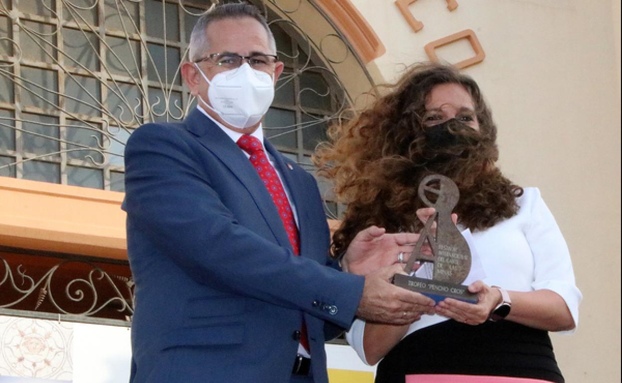 El alcalde de La Unión y presidente de la Fundación Cante de las Minas, Pedro López, entregó el premio a la alcaldesa de Bembibre, Silvia Cao.