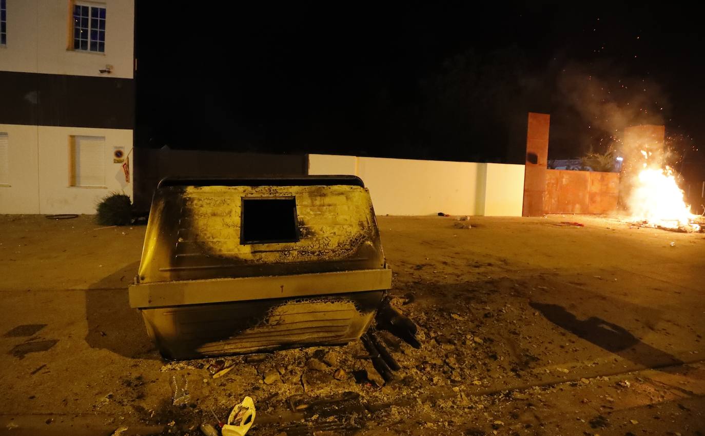 Concentración de trabajadores de LM Windpower durante la noche frente a la sede donde se producen las negociaciones una vez rotas estas.