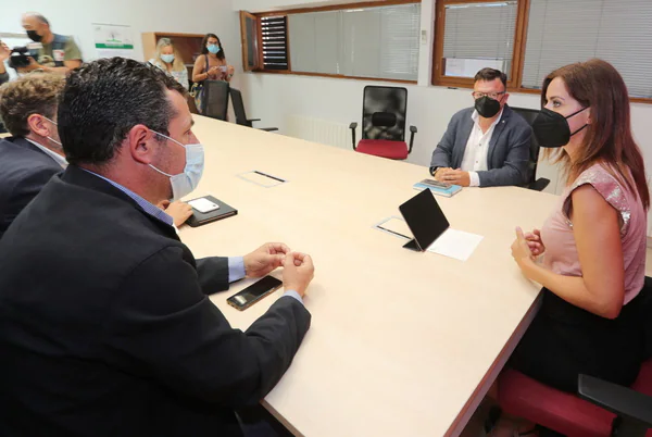 La consejera de Empleo e Industria, Ana Carlota Amigo, durante su reunión en Ponferrada con los responsables de LM Windpower y del comité de empresa.