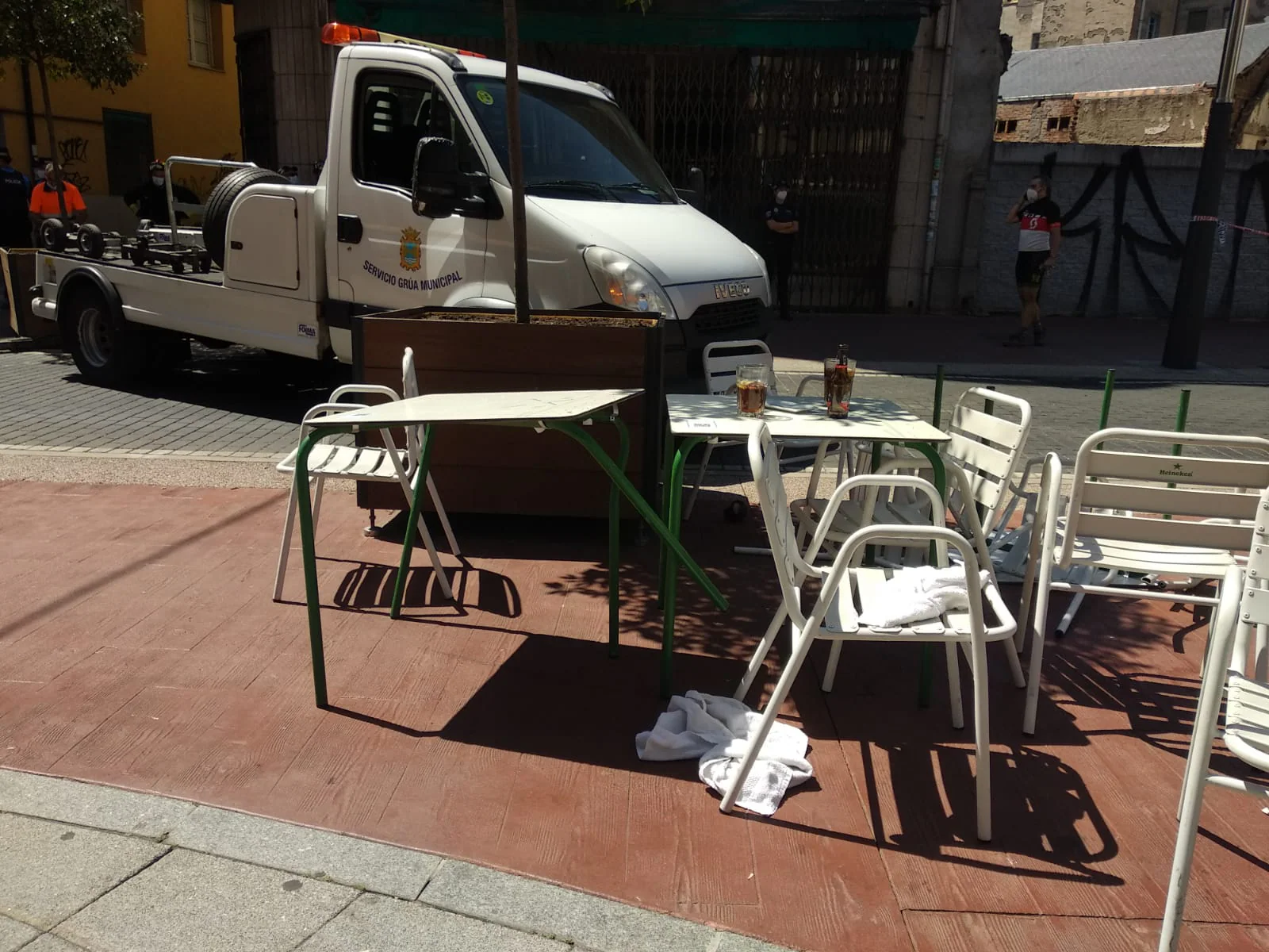 Un vehículo ha arrollado dos mesas de la terraza de bar en la plaza Lazúrtegui de Ponferrada y hay entre cuatro y seis heridos.