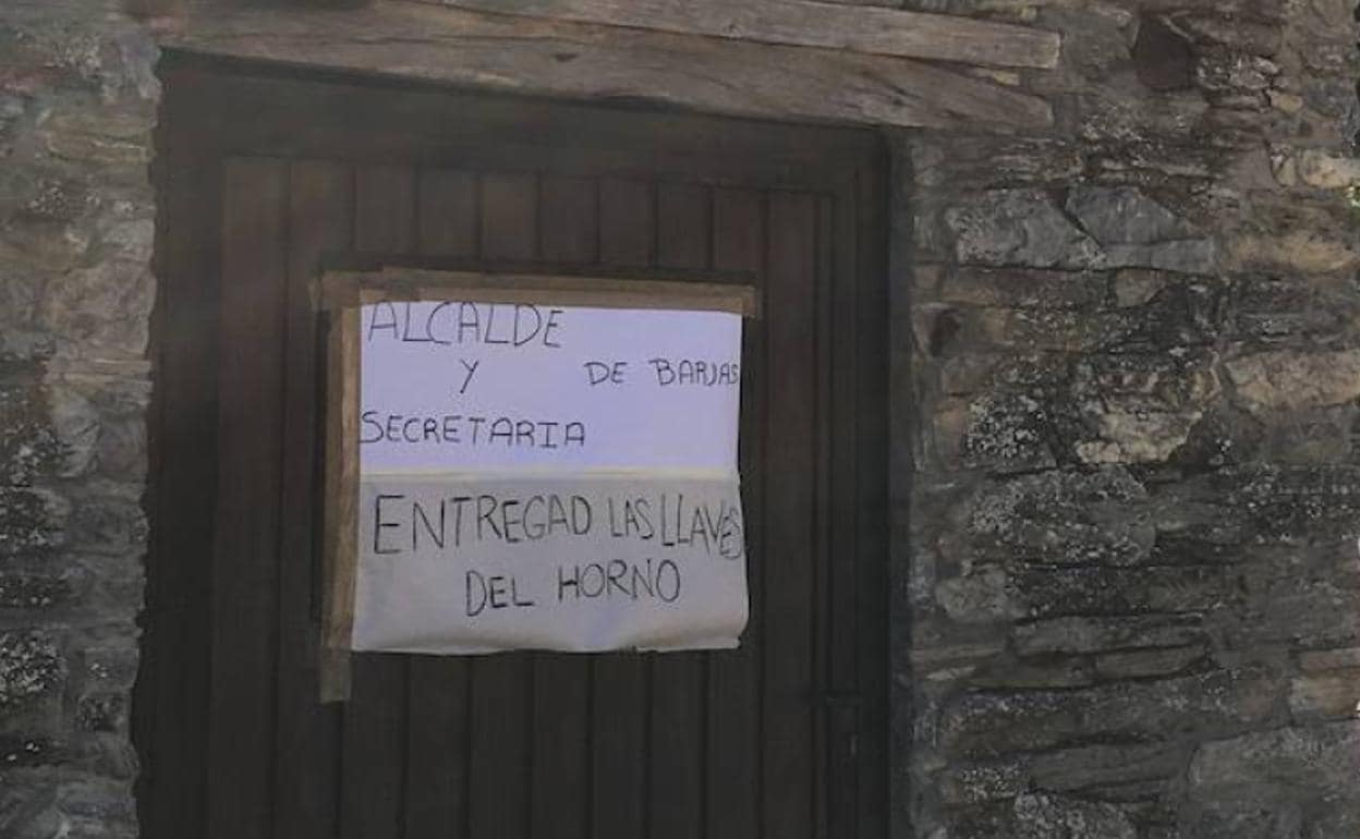 Cartel situado en la puerta del horno de Barjas.