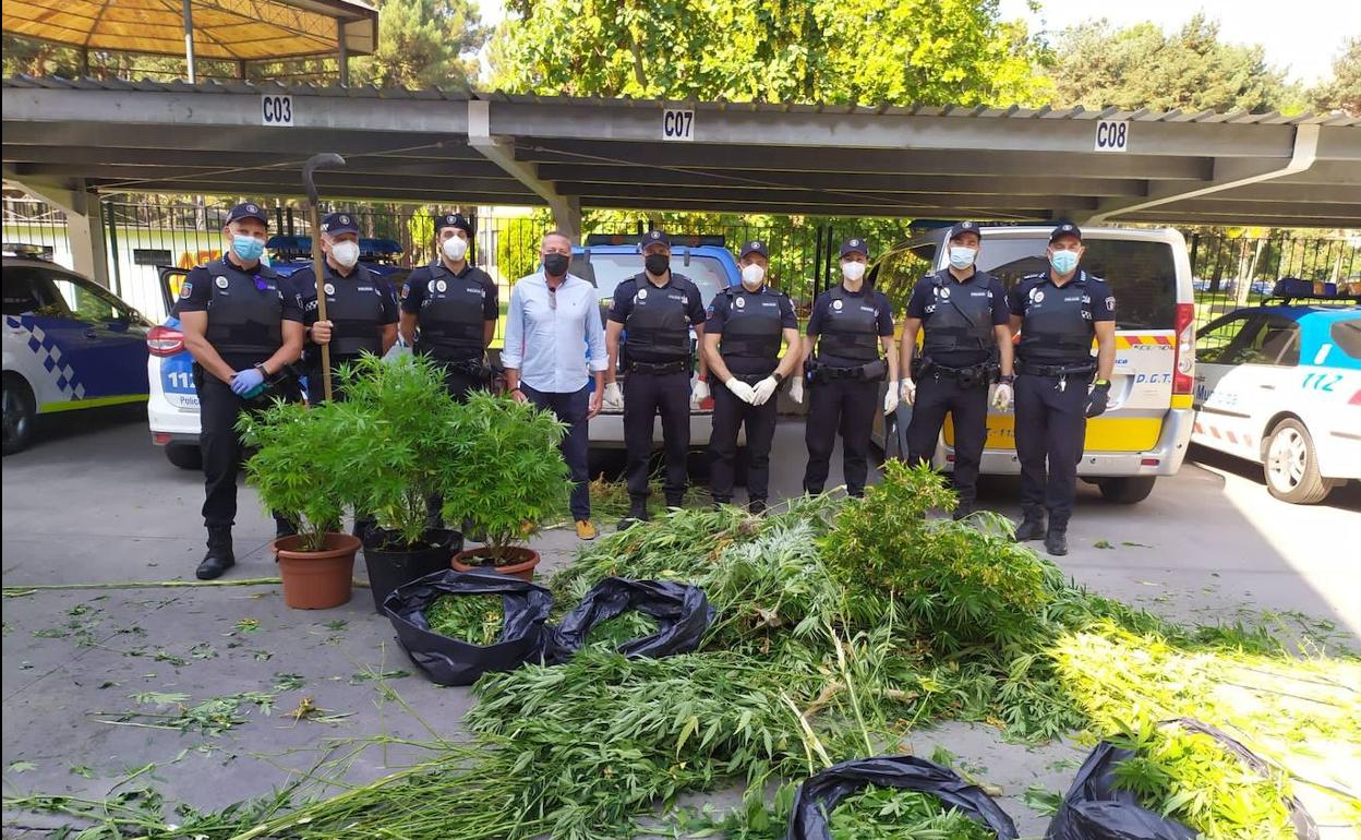Los agentes de la Policía Local junto a las planta de marihuana decomisadas. 
