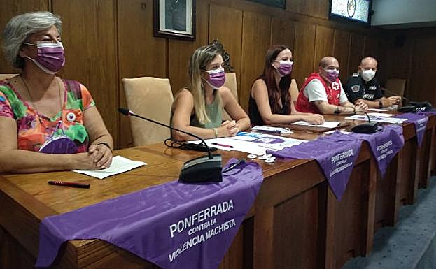 Las concejalas de Igualdad y Fiestas (C), junto a los representantes de la Plataforma contra las Violencias Machistas, la Cruz Roja y la Policía Local..