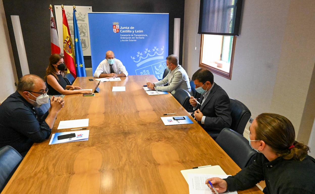 Reunión del vicepresidente de la Junta, Francisco Igea, y la consejera de Empleo e Industria, Ana Carlota Amigo, con miembros de Coalición por el Bierzo. 