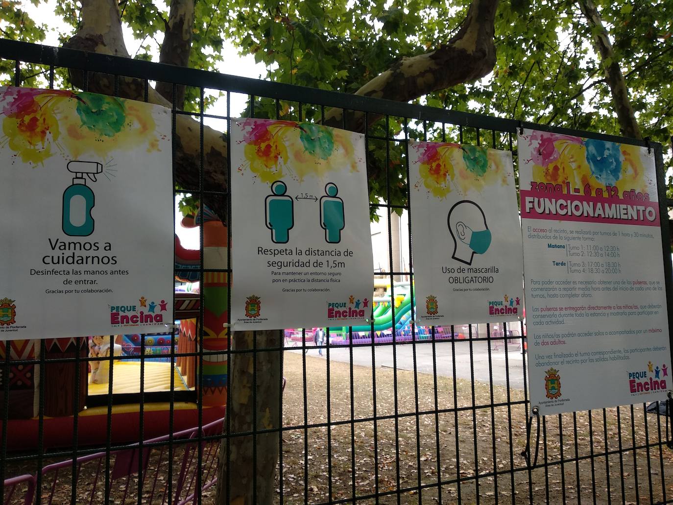 El alcalde de Ponferrada (I) junto a la edil de Fiestas (C), en la inauguración de Peque Encina. 